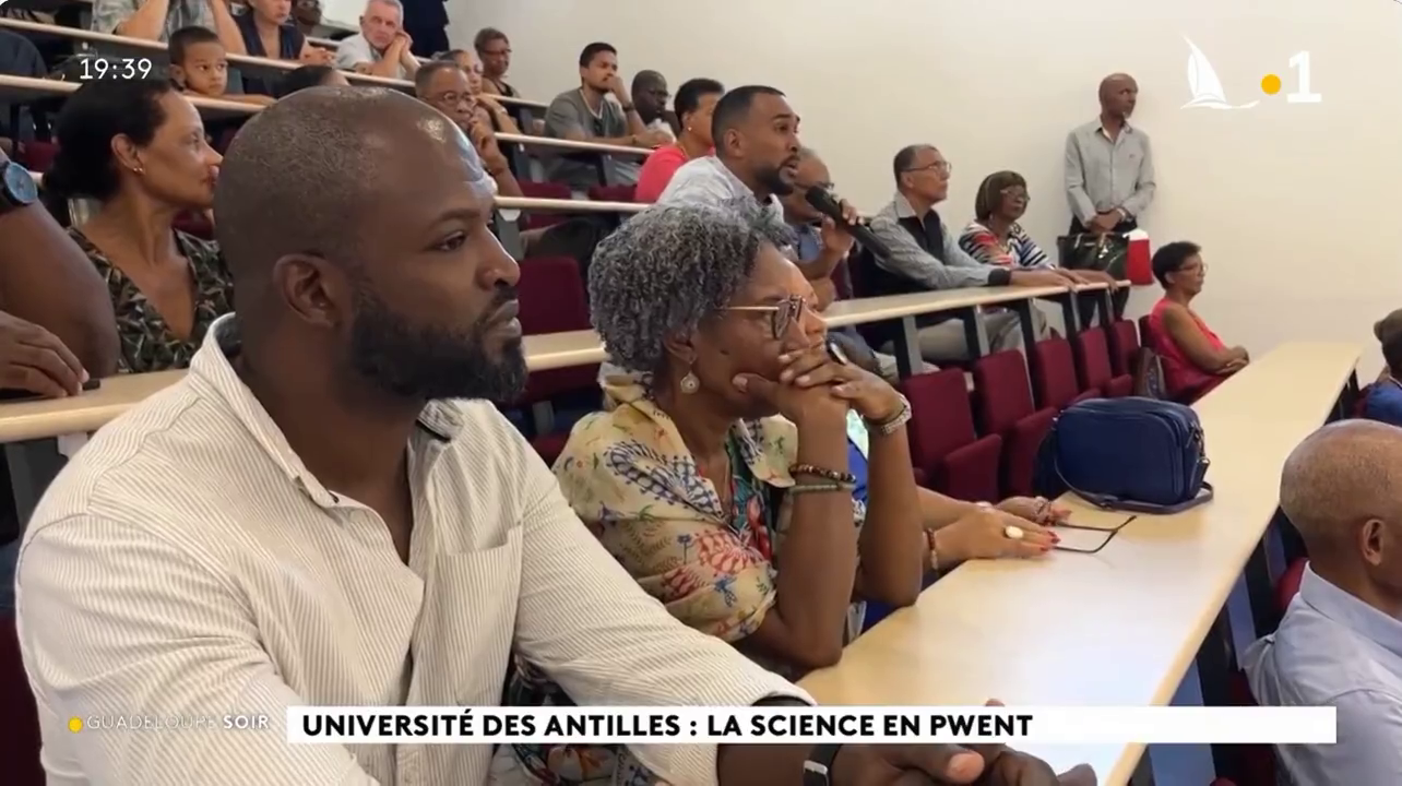 Les invités sont attentifs à la présentation des travaux d'un candidat lors du concours